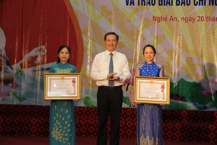 Đồng chí Phạm Thị Hồng Toan và Hồ Thị Ngân được tặng thưởng Huân chương Lo động hạng Ba của Chủ tịch nước. Ảnh: Hoài Thu