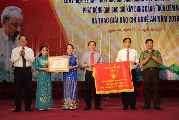 Báo Nghệ An vinh dự nhận Bằng khen của Thủ tướng Chính phủ và Cờ thi đua của Bộ Công an. Ảnh: Hoài Thu