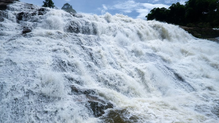 Trên độ cao gần 1.000 m, thác Xao Va... Ảnh: Sách Nguyễn