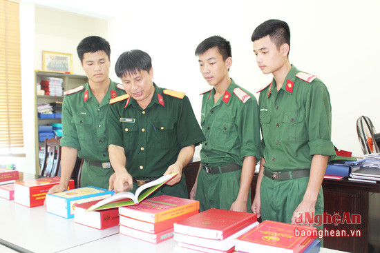Đại tá Vương Kim Hải, Chủ nhiệm chính trị đang trao đổi kinh nghiệm làm bài dự thi tìm hiểu với các chiến sỹ trẻ.