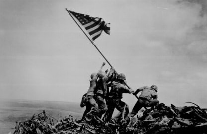 Nhiếp ảnh gia Joe Rosenthal chụp cảnh binh sĩ Mỹ kéo cờ tại Iwo Jima, Nhật Bản trong Thế chiến II. Bức ảnh mang lại giải thưởng báo chí danh giá Pulitzer cho tác giả. Ảnh: AP
