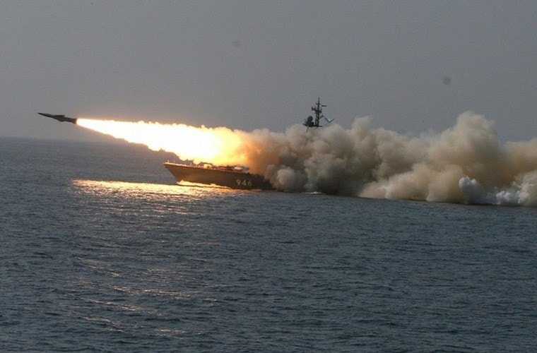 Những năm gần đây, trong khi các nước châu Âu (ngoài Nga) ít phát triển tàu tấn công nhanh - Fast Attack Craft (FAC), thì tại châu Á kiểu tàu chiến nhỏ này đang được phát triển mạnh mẽ với đủ kiểu dáng, vũ khí. Việc tàu FAC “nở rộ” ở châu Á một phần vì giá rẻ, dễ chế tạo với số lượng lớn trong khi hiệu quả tác chiến chống tàu mặt nước là cực mạnh. Điều đó đã khiến hải quân nhỏ bé các nước châu Á và thậm chí kể cả hải quân hùng mạnh Ấn Độ - Trung Quốc chú trọng tàu FAC. Nguồn ảnh: Nation States Forums