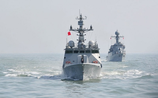 Trong khi một số quốc gia chọn mua và chế tạo theo giấy phép thì nhiều quốc gia châu Á đủ tiềm lực tự nghiên cứu chế tạo. Nổi bật lên trong các thế hệ tàu tấn công nhanh FAC tự thiết kế ở châu Á là lớp Gumdoksuri hay còn gọi là Chamsuri-211 của Hàn Quốc. Được khởi đóng từ năm 2008, tới nay đã có 18 tàu loại này được Hàn Quốc biên chế. Chúng được chế tạo với mục đích đối phó với các tàu tấn công nhanh của Triều Tiên sau vụ một tàu lớp Chamsuri bị đánh chìm vào năm 2002. Nguồn ảnh: Wikipedia