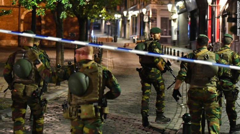 Binh sĩ Bỉ đứng gác bên ngoài nhà ga trung tâm Brussels. Ảnh: AP