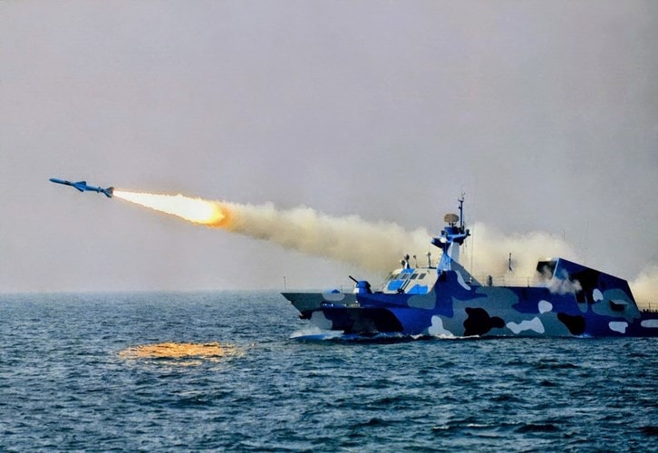 Type 022 có lượng giãn nước 220 tấn, dài 42m, tốc độ tối đa 36 hải lý/h, trang bị 8 tên lửa hành trình chống hạm C-802 hoặc C-803 cùng một pháo phòng không 30mm. Nguồn ảnh: kajianhankamindonesia