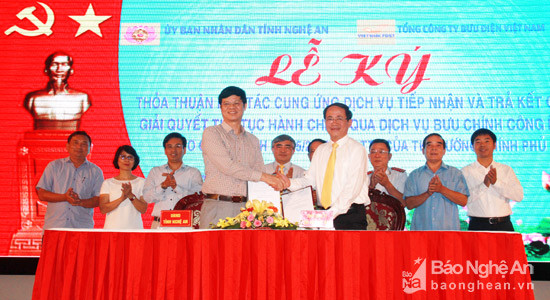 Ký kết thỏa thuận hợp tác giữa UBND  tỉnh và Tổng Công ty Bưu điện Việt Nam. Ảnh: Hoàng Vĩnh