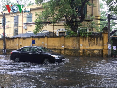 Trong trường hợp xe bị tắt máy đột ngột giữa vùng ngập thì hãy bình tĩnh, tuyệt đối không được khởi động lại mà hay gọi cứu hộ.