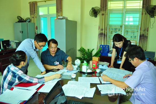 Kiểm tra hồ sơ triển khai Chỉ thị 26/TTg tại UBND Thị xã Hoàng Mai. Ảnh: Nguyễn Hải