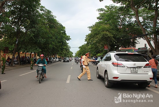 Năm nay, cụm thi Nghệ An sẽ có 30.966 thí sinh đăng ký dự thi. Khác với mọi năm, kỳ thi năm nay hoàn toàn do Sở Giáo dục và Đào tạo chủ trì và kỳ thi sẽ được tổ chức đồng thời tại 21 huyện, thành, thị với 61 điểm thi và 1.315 phòng thi. Ảnh: Chu Thanh