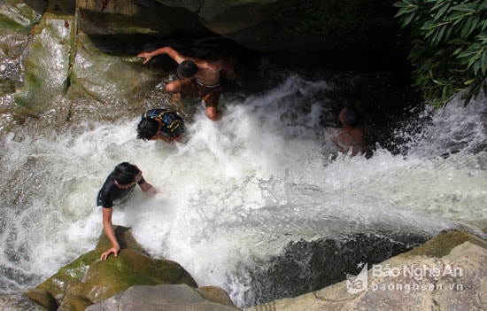 Dưới lòng thác là một vũng nước nhỏ nhưng rất sâu, du khách khi đến đây cần được sự hướng dấn của người dân bản địa. Ảnh: Đào Thọ