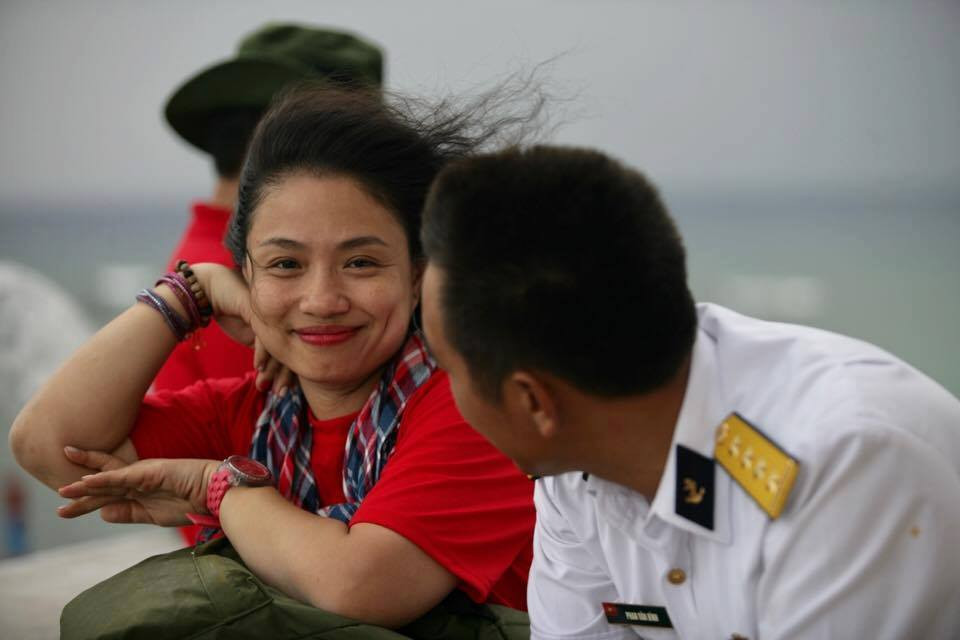 Ngô Thu Lan – Phóng viên Thông tấn xã Việt Nam trong hành trình ra thăm biển đảo của đoàn công tác số 15-2017. Ảnh: Internet