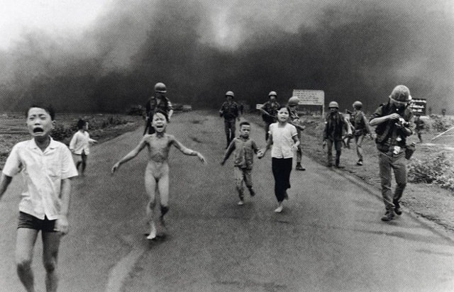 Bức ảnh “Em bé napalm” do phóng viên ảnh Nick Ut của hãng tin AP chụp đã gây chấn động thế giới. Trong hình, cô bé Phan Thị Kim Phúc, 9 tuổi, hoảng sợ chạy đi tránh bom napalm của Mỹ tại Trảng Bàng, Tây Ninh, Việt Nam ngày 6/8/1972. Bức ảnh đã trở thành biểu tượng cho sự độc ác và tàn bạo của quân đội Mỹ trong chiến tranh tại Việt Nam. Ảnh: AP