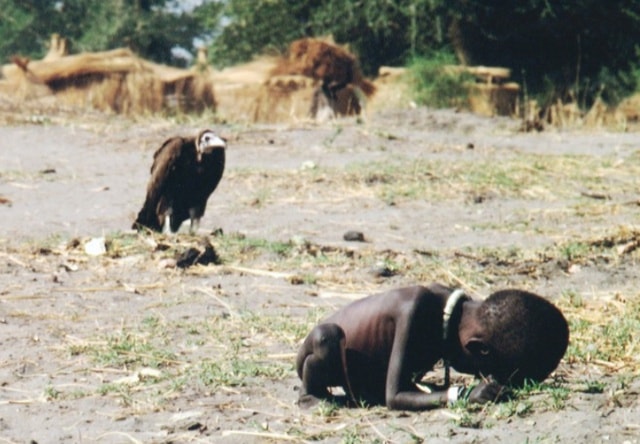 Năm 1993, khi nạn đói hoành hành tại Sudan, Kevin Carter chụp cảnh một bé gái đang cố bò về phía trại cứu trợ, trong khi phía sau em, một con kền kền chờ đứa trẻ chết đói để ăn thịt. Bức ảnh mang lại danh tiếng cho Kevin nhưng cũng khiến anh hứng chịu nhiều chỉ trích. Ảnh: CNN