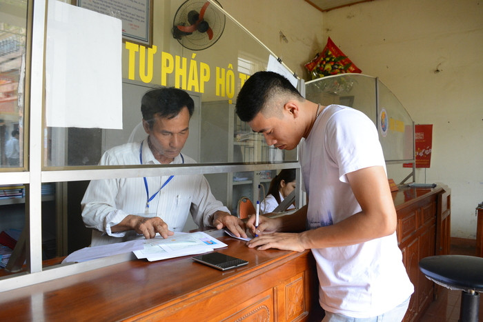 Hướng dẫn người dân tại bộ phận một cửa của UBND thị trấn Con Cuông. Ảnh: Thu Giang