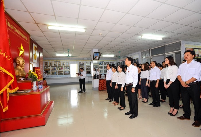 Tập thể cán bộ, phóng viên, nhân viên Báo Nghệ An thành kính dâng hương lên anh linh Chủ tịch Hồ Chí Minh nhân ngày báo chí cách mạng Việt Nam. Ảnh: Thành Cường