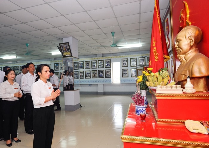 Đồng chí Phạm Thị Hồng Toan - Ủy viên Ban Chấp hành Đảng bộ tỉnh, Bí thư Đảng ủy, Tổng Biên tập Báo Nghệ An dâng hương tưởng nhớ Chủ tịch Hồ Chí Minh. Ảnh: Thành Cường