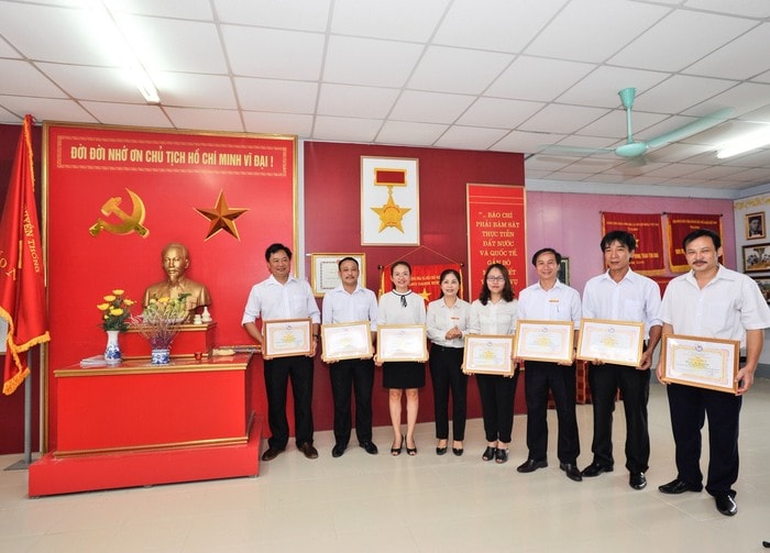 Trao Giấy khen của Hội Nhà báo tỉnh Nghệ An cho các cá nhân có nhiều đóng góp trong công tác hội, Ảnh: Thành Cường