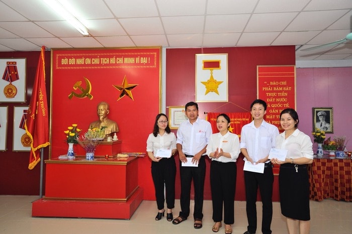 Tổng Biên Tập Báo Nghệ An Phạm Thị Hồng Toan trao thưởng các cá nhân có tác phẩm đạt giải báo chí tỉnh Nghệ An năm 2016. Ảnh: Thành Cường
