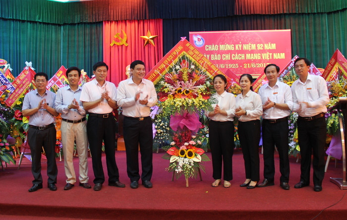 Đồng chí Nguyễn Đắc Vinh tặng hoa chúc mừng cán bộ phóng viên nhân viên Báo Nghệ An nhân ngày Báo chí cách mạng Việt Nam 21/6. Ảnh: H.T