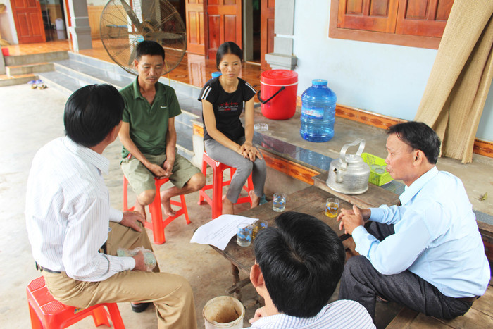 Bà con lối xóm đến thăm hỏi động viên gia đình ông Chung tại xã Viên Thành. Ảnh: Huy Thư