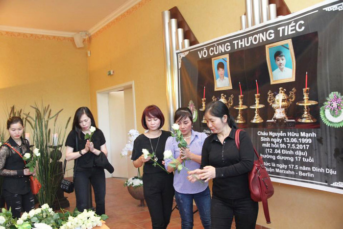 Cộng đồng người Việt dâng hoa trong lễ tang của 2 em Dũng, Mạnh tại Berlin (Đức). Ảnh: NVCC