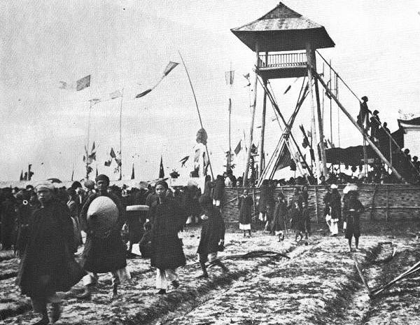 Các thí sinh đi vào quảng trường thi Nam Ðịnh (năm 1897), họ phải tự làm lều và đặt chõng để viết bài