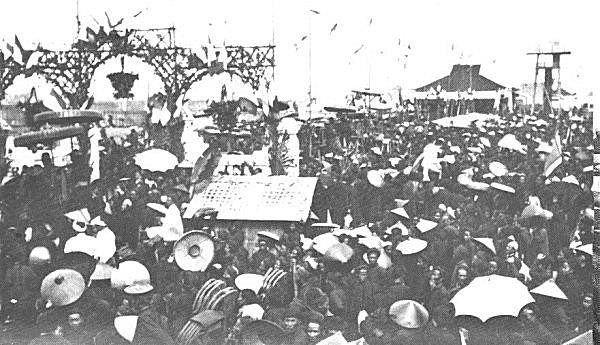 Sĩ-tử và thân nhân đến nghe xướng danh (1897)