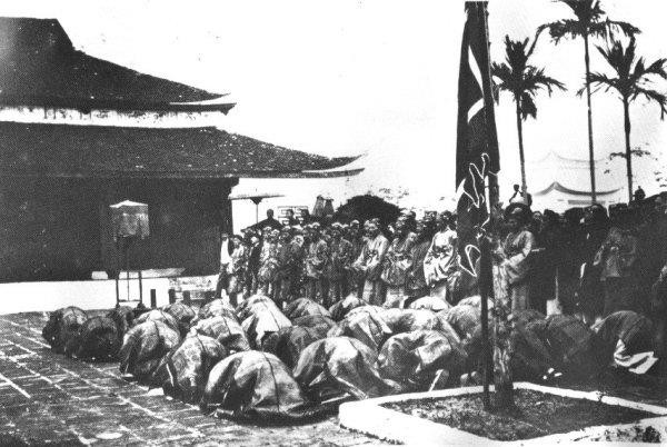 Các tân khoa đến bái tạ tại Vọng Cung ở Nam Định.