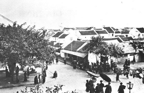 Các tân khoa được rước đi dạo phố để cho mọi người xem (1897)