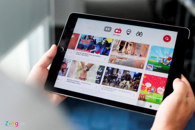 Giao diện của YouTube Kids khá đơn giản, màu sắc, không có các quảng cáo tự động.