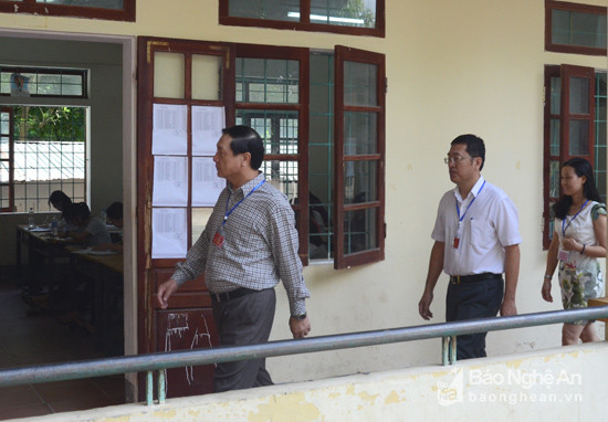 Ban chỉ đạo kiểm tra việc chấp hành nội quy thi tại điểm thi trường THPT Huỳnh Thúc Kháng. Ảnh: Thanh Sơn