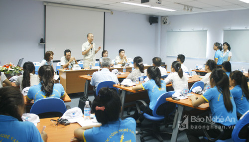 Ông Nguyễn Hữu Bách - P.Tổng Giám đốc HAL trao đổi và chia sẻ bí quyết thành công với sinh viên. Ảnh: PV