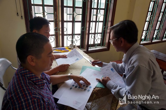 Ông Nguyễn Xuân Hồng làm thủ tục trước khi bước vào phòng thi. Ảnh: Hoàng Lam