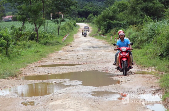 Đến với khu vực này vào mùa mưa hay mùa nắng, để lưu thông trên tuyến đường ngoài yêu cầu là 1 tay lái cừ thì người điều khiển phương tiện cũng phải biết “lách luật” để đảm bảo an toàn cho bản thân.