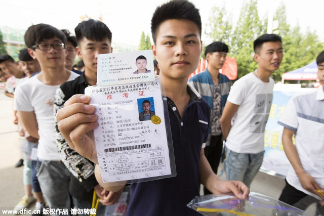 Một thí sinh ở Giang Tô (Trung Quốc) trình thẻ dự thi trước khi vào phòng thi ngày 7/6/2015.