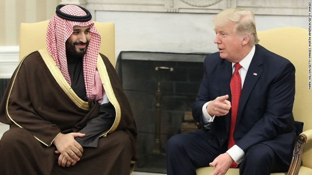 Thái tử mới Mohammed bin Salman, con của vua Salman, sẽ nghiễm nhiên trở thành người đứng đầu trong danh sách trở thành quốc vương. Thái tử 31 tuổi từng được bổ nhiệm làm phó thủ tướng và tiếp tục giữ vai trò Bộ trưởng Quốc phòng. Trong ảnh: Thái tử Salman và Tổng thống Mỹ Donald Trump.