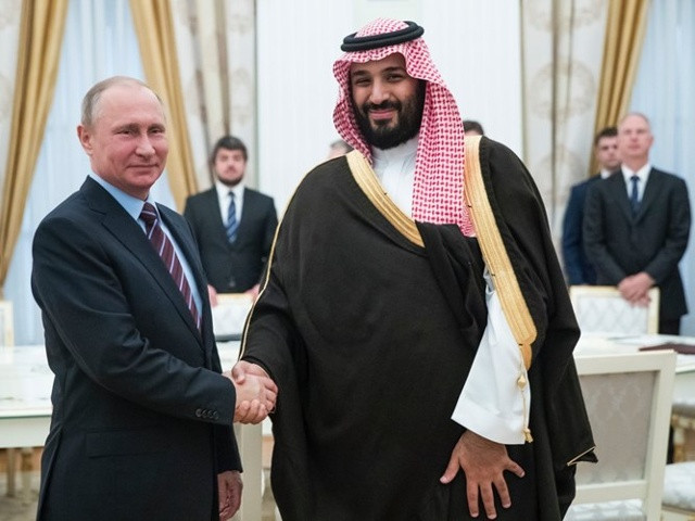 Được biết, sau khi lấy bằng luật của trường Đại học King Saud, Mohammed bin Salman làm cố vấn cho vua cha và đảm nhiệm nhiều chức vụ. Ảnh: Mohammed bin Salman bắt tay Tổng thống Nga Putin tại Điện Kremlin, Moscow, ngày 30/5/2017. Ảnh: BI.