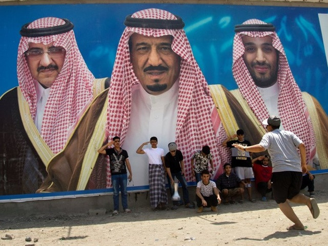 Hình ảnh Mohammed bin Salman (phải), Quốc vương Ả-rập Xê-út Salman (giữa) cùng Mohammed bin Nayef xuất hiện ở Taif, Ả-rập Xê-út