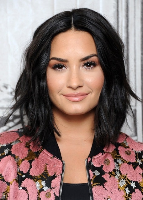 Khuôn mặt tròn: Nếu sở hữu khuôn mặt tròn như Demi Lovato, bạn có thể chọn kiểu tóc lob đuổi chạm vai, hơi bồng bềnh. Các lớp tóc layer làm khuôn mặt trông dài, mềm hơn, tạo góc cạnh cho phần gò má.