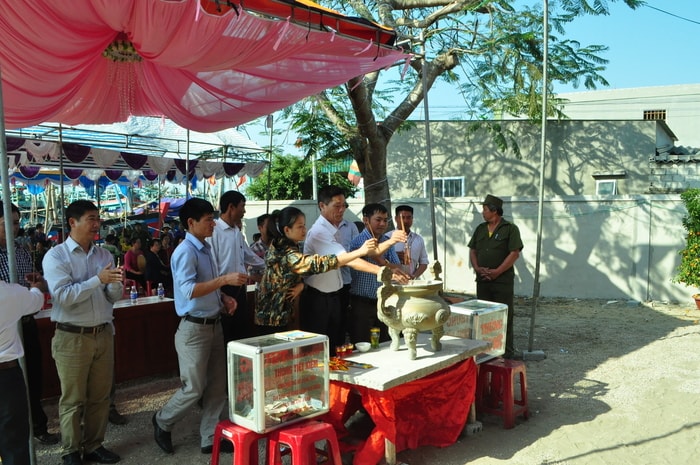 Lãnh đạo Đảng ủy, UBND xã Sơn Hải thắp hương tại Lễ hội cầu ngư năm 2017. Ảnh: Nguyễn Hải