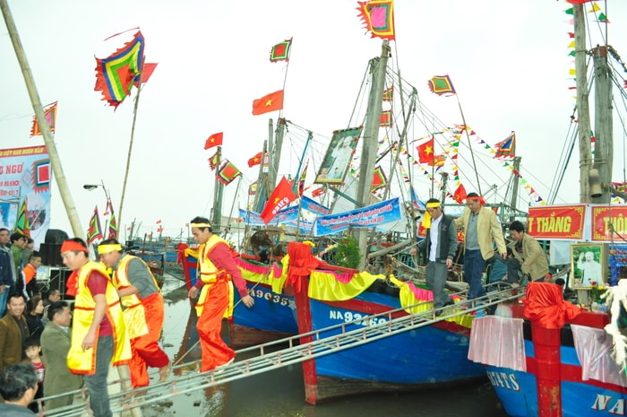 Ngư dân Sơn Hải trong trang phục truyền thống tham gia lễ hội cầu ngư. Ảnh: Nguyễn Hải