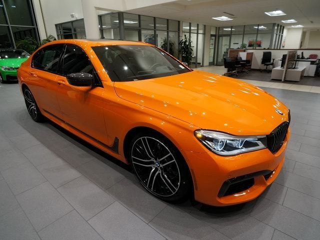 Màu sơn ngoại thất tông cam Fire Orange không mấy xa lạ với các tín đồ BMW, do đây là màu thường xuất hiện trong lựa chọn cá nhân hóa các mẫu BMW M hiệu suất cao. Tuy vậy, nó lại tỏ ra rất phù hợp khi được khoác lên trên mình chiếc 750i tiêu chuẩn.