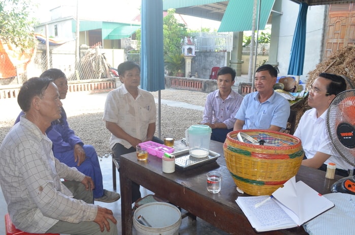 Cán bộ xóm 8, xã Nghi Liên phản ánh thực trạng điện sinh hoạt với đại diện HĐND thành phố Vinh. Ảnh: Nhật Lân