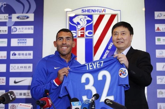 Carlos Tevez (trái) đang khiến CĐV Trung Quốc nổi giận vì 