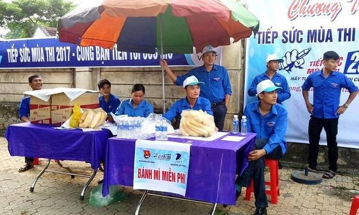 Bánh mì miễn phí cho thí sinh tại điểm thi Trường THPT Quế Phong. Ảnh: Mỹ Hà