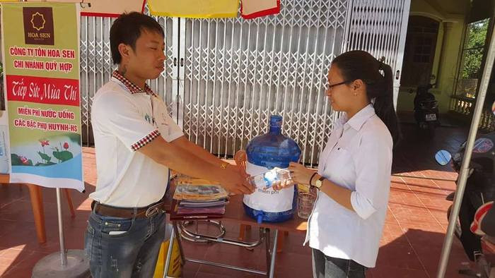 Hỗ trợ nước và quạt miễn phí cho thí sinh trong ngày thi đầu tiên ở huyện Quỳ Hợp. Ảnh:  Mỹ Hà