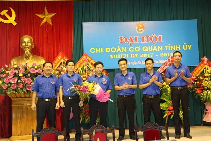 Ban chấp hành Chi đoàn Cơ quan Tỉnh ủy nhiệm kỳ 2017 - 2019 ra mắt nhận nhiệm vụ. Ảnh: H.T