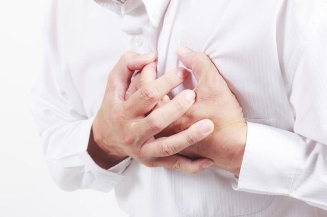 Khi có dấu hiệu bất thường như sốt, đau tức ngực hoặc khó thở thì nên đi khám bác sĩ. Ảnh minh họa.