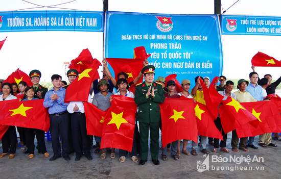 Bộ CHQS tỉnh trao Cờ Tổ quốc mới cho ngư dân xã Diễn Ngọc