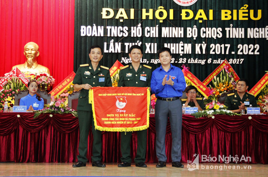 Đồng chí Phạm Tuấn Vinh tặng cờ tổ chức đoàn hoàn thành xuất sắc nhiệm vụ 5 liên tục cho Đoàn viên, thanh niên Bộ Chỉ huy Quân sự tỉnh. Ảnh: Cảnh Nam. 